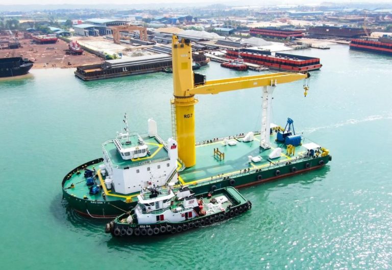 Galangan Floating Crane Batam untuk Pembangunan Kapal Crane